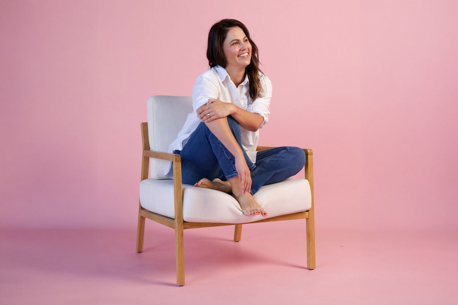 kidhy founder Anna sitting on a chair with a pink backdrop, gastro hydration drink
