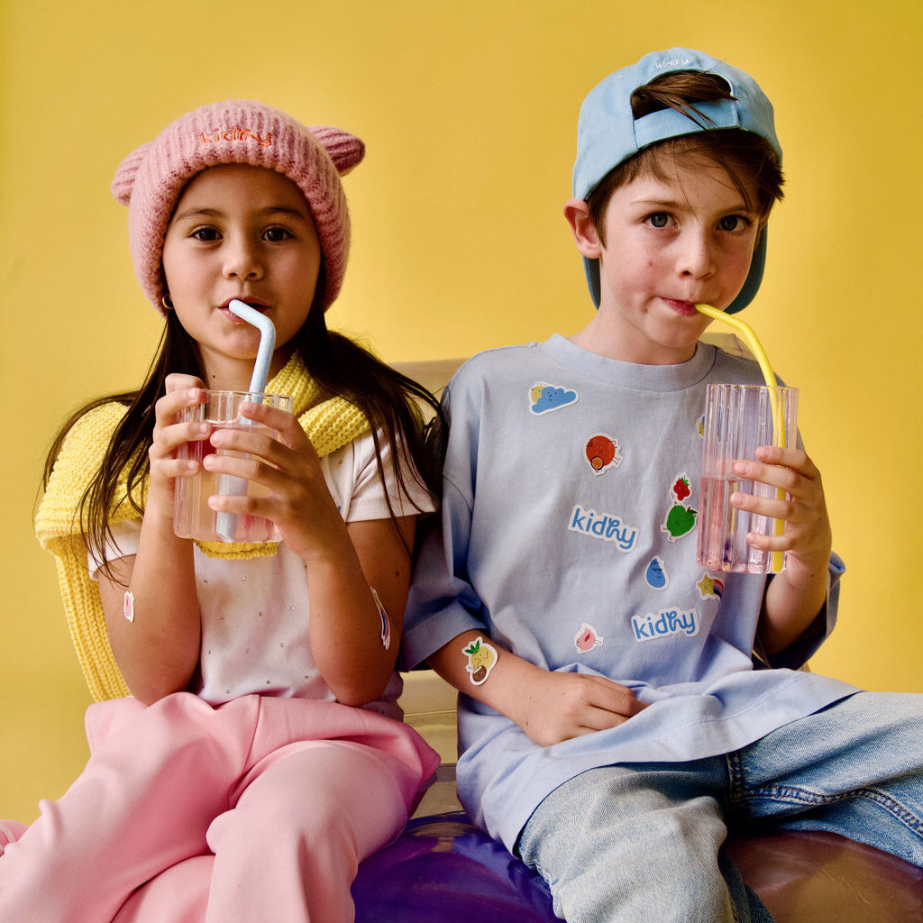 2 kids drinking kidhy hydration drink through straws