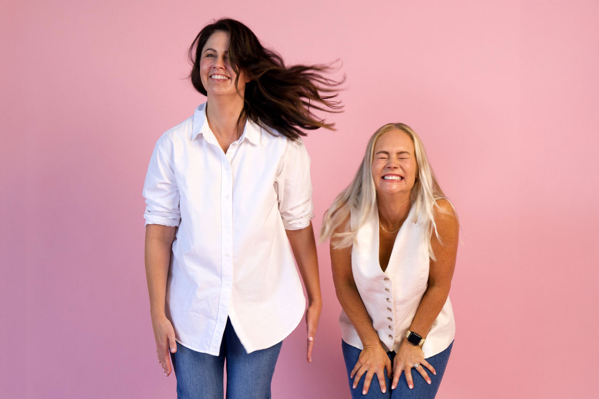 kidhy founders Anna and Danielle having fun in front of a pink backdrop, kidhy hydration drinks for kids gastro